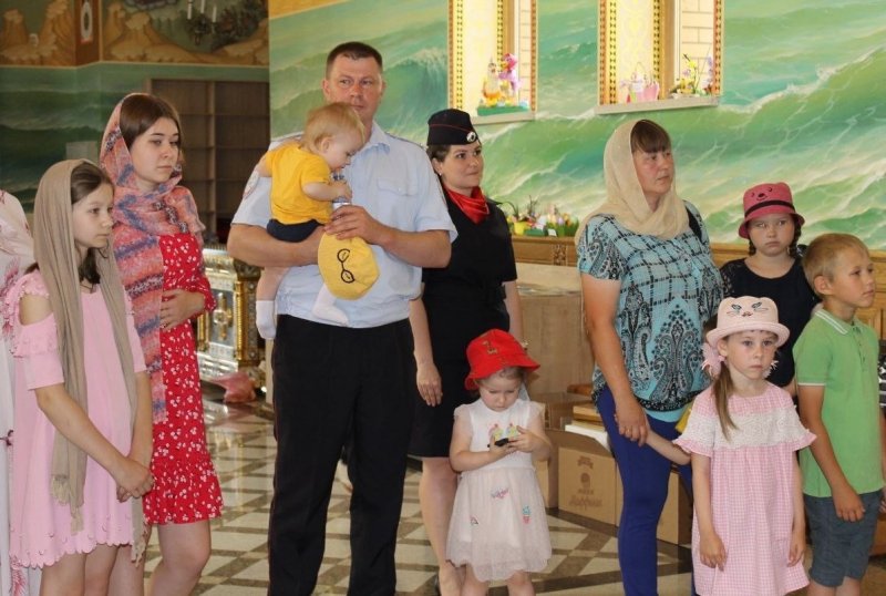 Представитель Общественного совета при МВД Преосвященнейший Вениамин встретился с многодетными семьями сотрудников органов внутренних дел